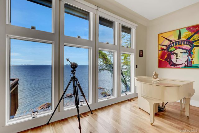 35 Sunview Drive, Glen Cove, NY 11542
