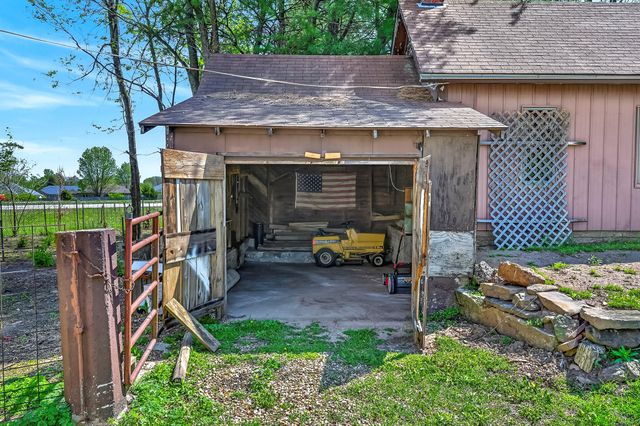 3751 W Farm Road 168, Springfield, MO 65807
