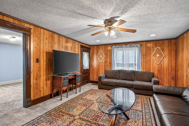 3751 W Farm Road 168, Springfield, MO 65807