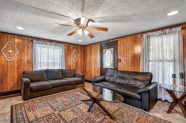 3751 W Farm Road 168, Springfield, MO 65807