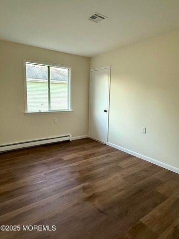 8 Nevis Court, Toms River, NJ 08757