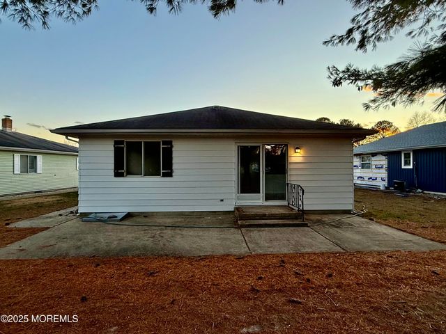 8 Nevis Court, Toms River, NJ 08757