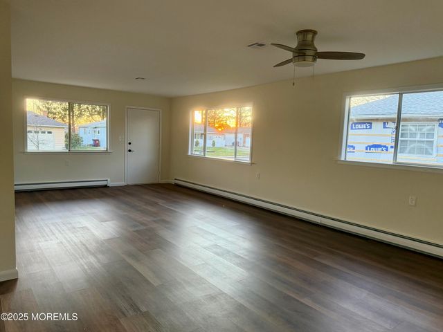 8 Nevis Court, Toms River, NJ 08757