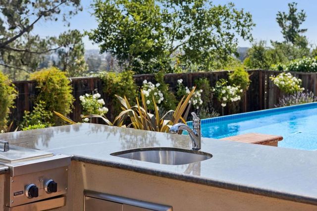 995 Woodland Drive, Hillsborough, CA 94010