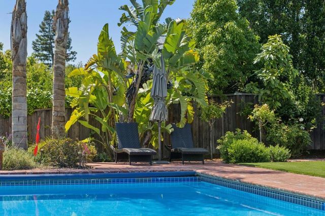 995 Woodland Drive, Hillsborough, CA 94010