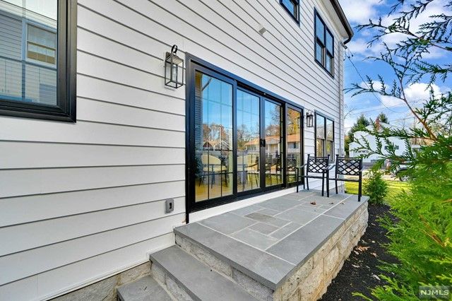 16 Fernwood Avenue, Roseland, NJ 07068