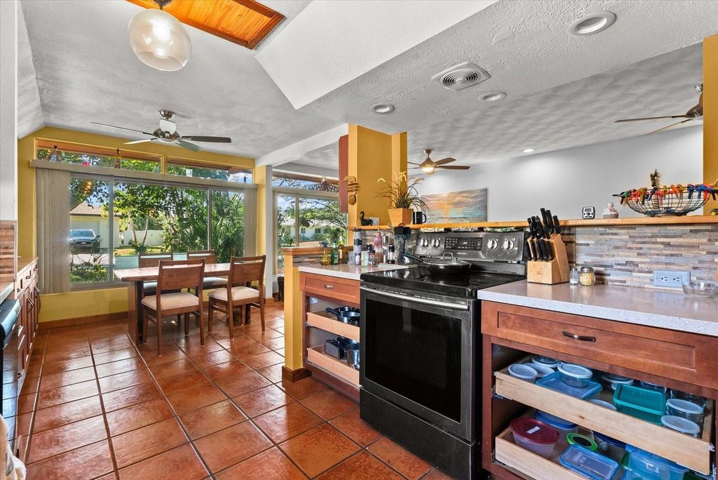 Image 8 of property listing at 1717 HAZELWOOD STREET, Sarasota, FL 34231