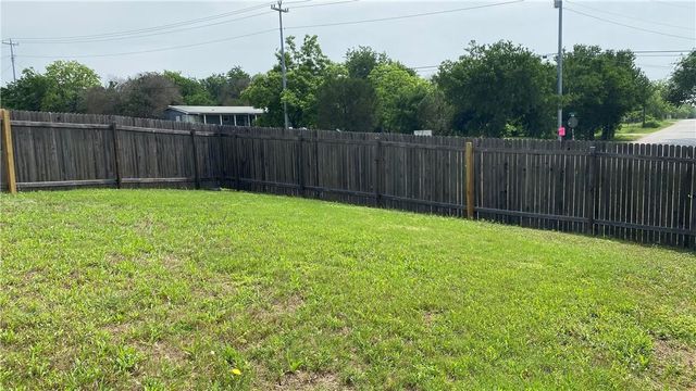 430 Twisted Oaks LN, Buda, TX 78610