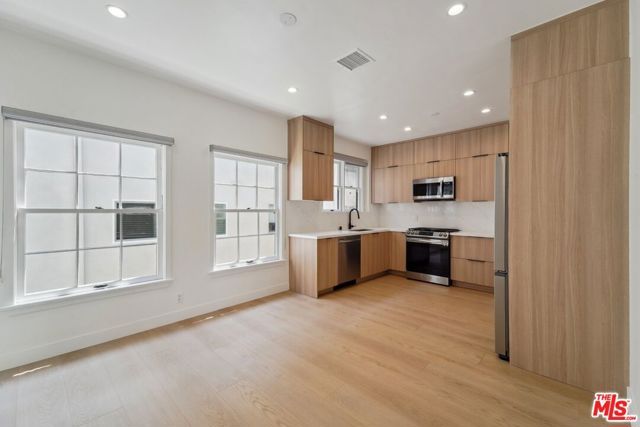 9122 W 3rd Street, Los Angeles, CA 90048