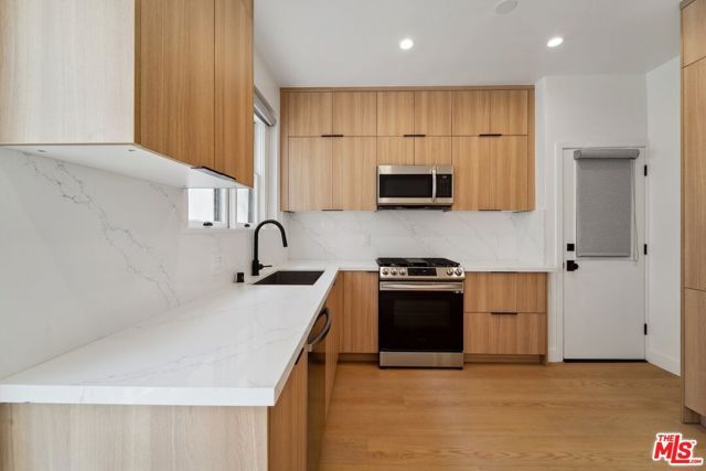 9122 W 3rd Street, Los Angeles, CA 90048