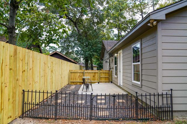 24 Woody Creek Drive, Conroe, TX 77301