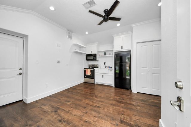 24 Woody Creek Drive, Conroe, TX 77301