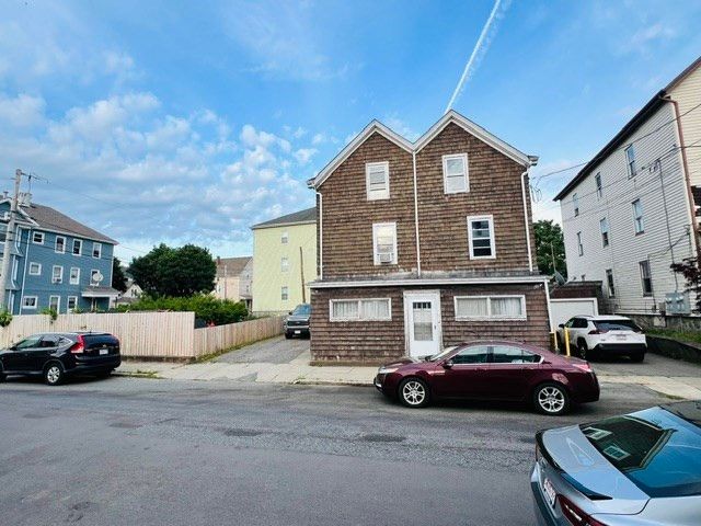 77 Fulton St, Fall River, MA 02720
