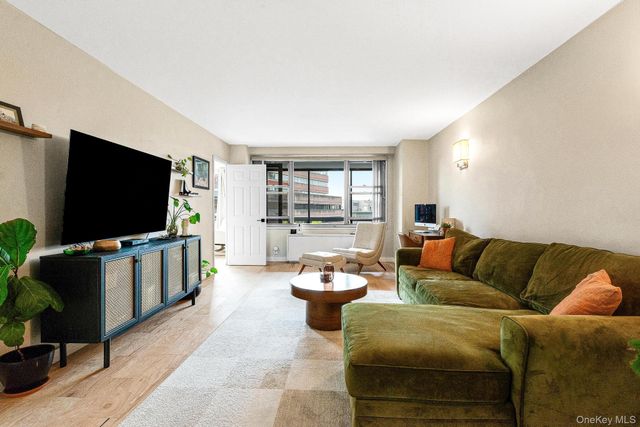 70-25 Yellowstone Boulevard 6T, Forest Hills, NY 11375