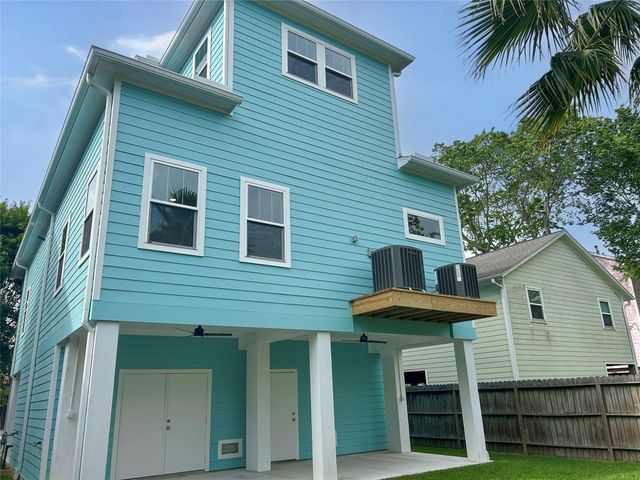 922 Elm Road, Clear Lake Shores, TX 77565