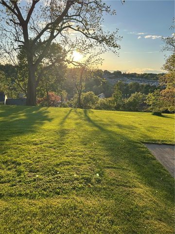 332 Mcclellan Dr, Pleasant Hills, PA 15236