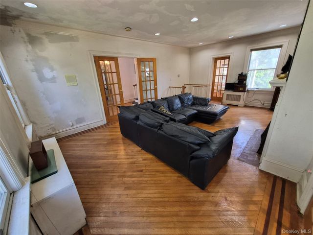 19404 110th Road, Saint Albans, NY 11412