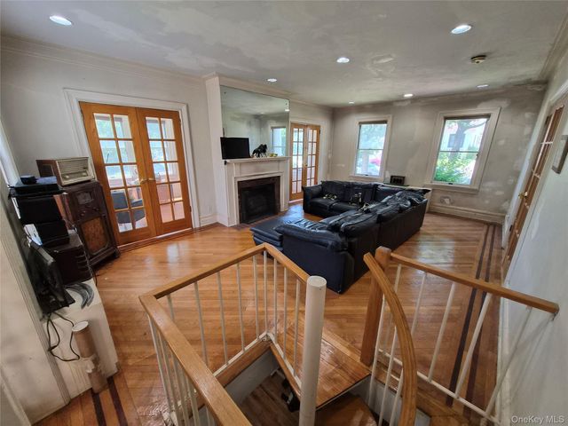 19404 110th Road, Saint Albans, NY 11412
