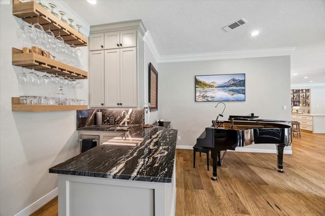 5 Magnolia Woods Drive, Kingwood, TX 77339
