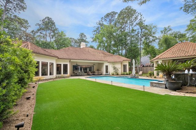 5 Magnolia Woods Drive, Kingwood, TX 77339