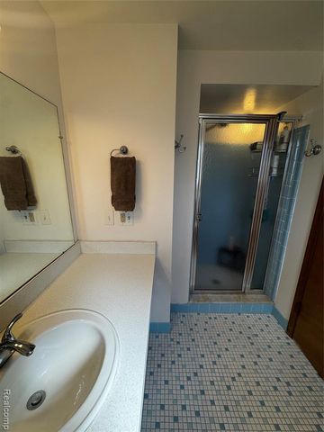 855 Avon Court, Grosse Pointe Woods, MI 48236