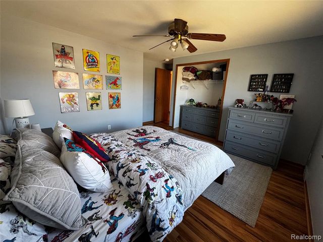 855 Avon Court, Grosse Pointe Woods, MI 48236