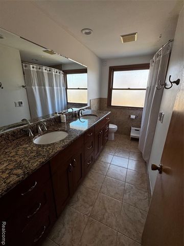 855 Avon Court, Grosse Pointe Woods, MI 48236