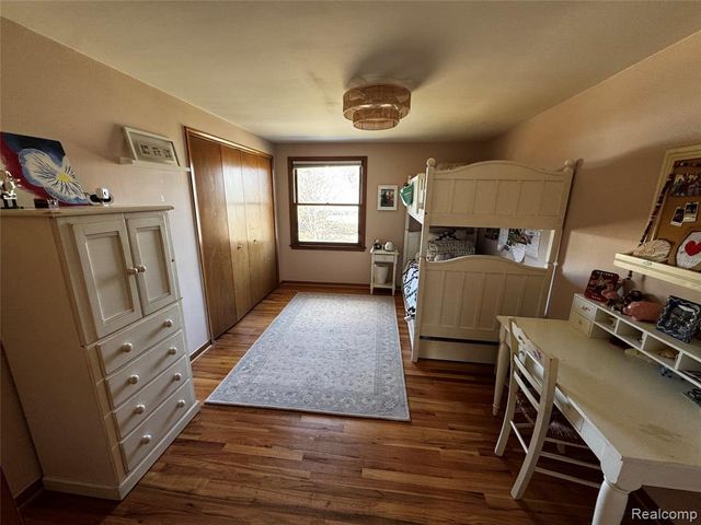 855 Avon Court, Grosse Pointe Woods, MI 48236