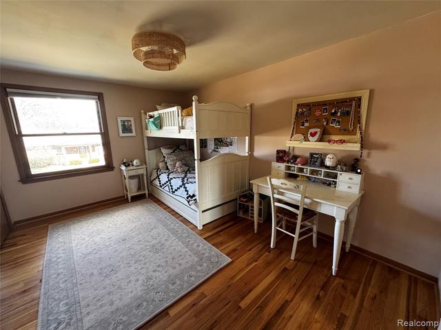 855 Avon Court, Grosse Pointe Woods, MI 48236