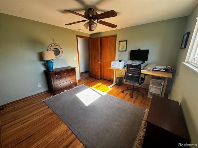 855 Avon Court, Grosse Pointe Woods, MI 48236