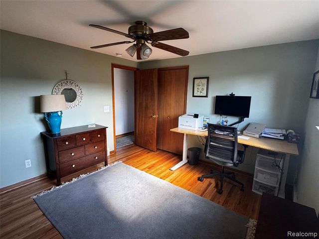 855 Avon Court, Grosse Pointe Woods, MI 48236