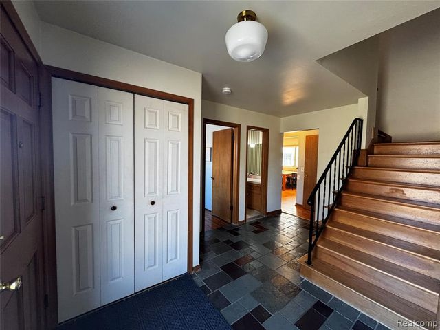 855 Avon Court, Grosse Pointe Woods, MI 48236