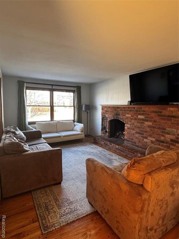 855 Avon Court, Grosse Pointe Woods, MI 48236