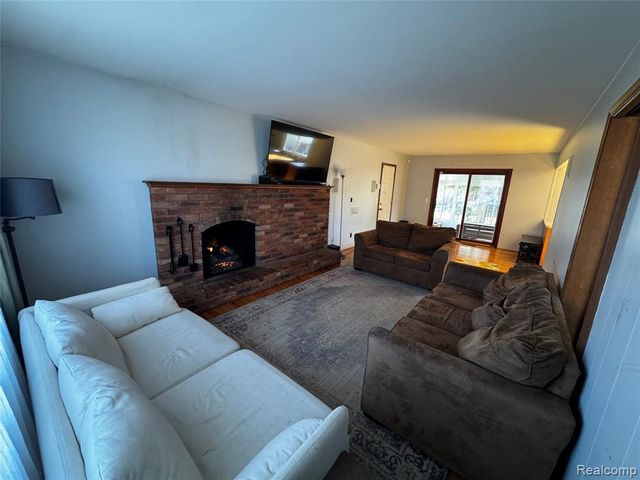 855 Avon Court, Grosse Pointe Woods, MI 48236