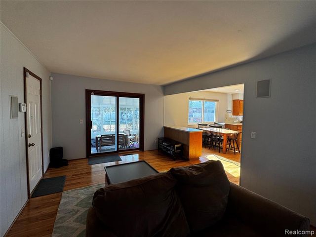 855 Avon Court, Grosse Pointe Woods, MI 48236