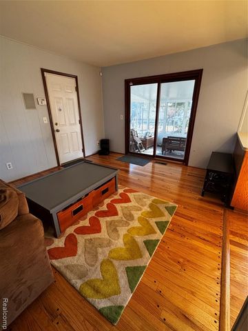 855 Avon Court, Grosse Pointe Woods, MI 48236