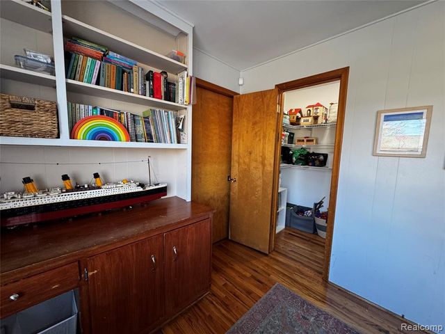 855 Avon Court, Grosse Pointe Woods, MI 48236