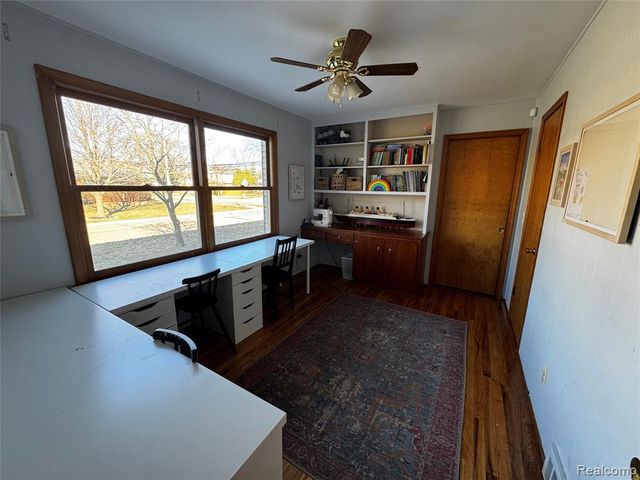 855 Avon Court, Grosse Pointe Woods, MI 48236