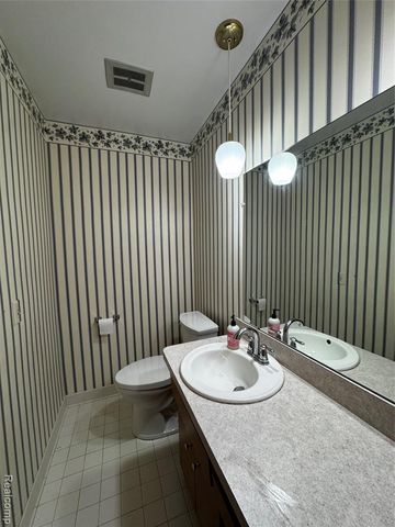 855 Avon Court, Grosse Pointe Woods, MI 48236