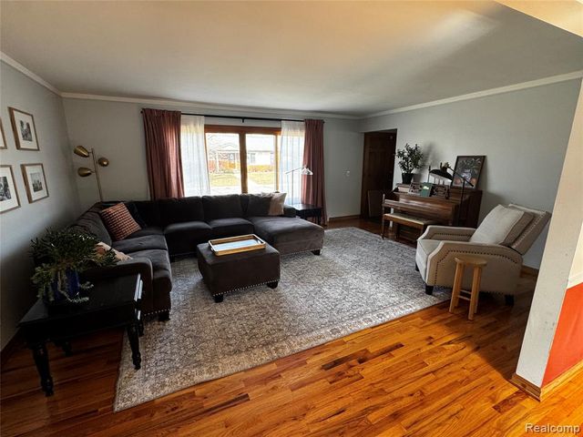 855 Avon Court, Grosse Pointe Woods, MI 48236