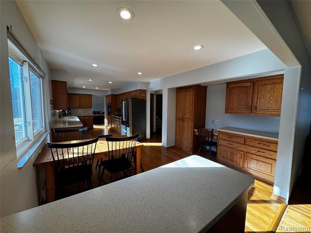 855 Avon Court, Grosse Pointe Woods, MI 48236