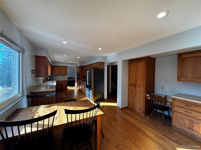 855 Avon Court, Grosse Pointe Woods, MI 48236