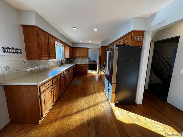 855 Avon Court, Grosse Pointe Woods, MI 48236