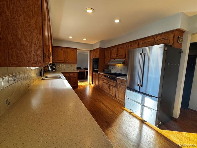 855 Avon Court, Grosse Pointe Woods, MI 48236