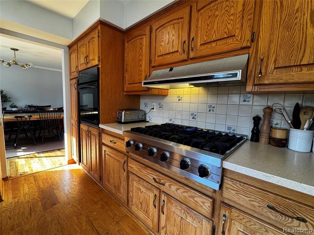 855 Avon Court, Grosse Pointe Woods, MI 48236