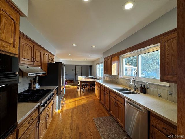 855 Avon Court, Grosse Pointe Woods, MI 48236