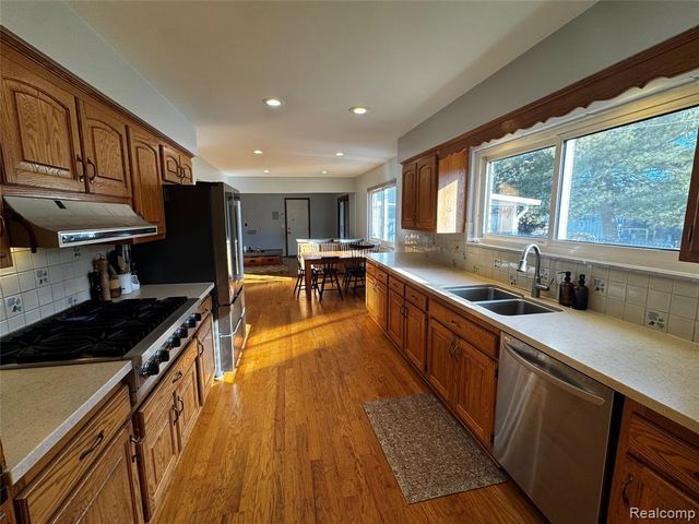 855 Avon Court, Grosse Pointe Woods, MI 48236