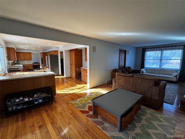 855 Avon Court, Grosse Pointe Woods, MI 48236