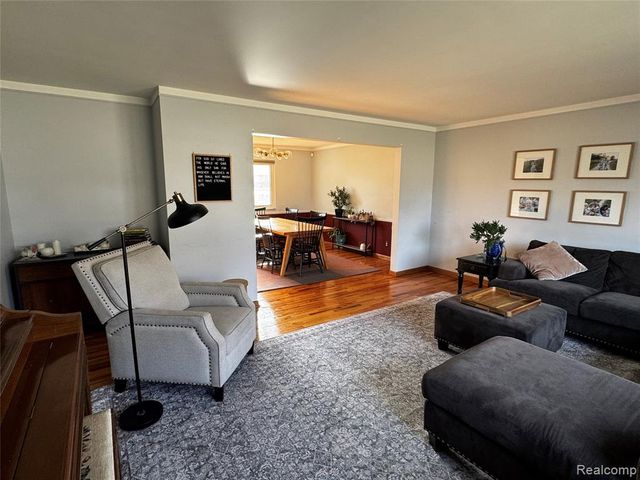 855 Avon Court, Grosse Pointe Woods, MI 48236