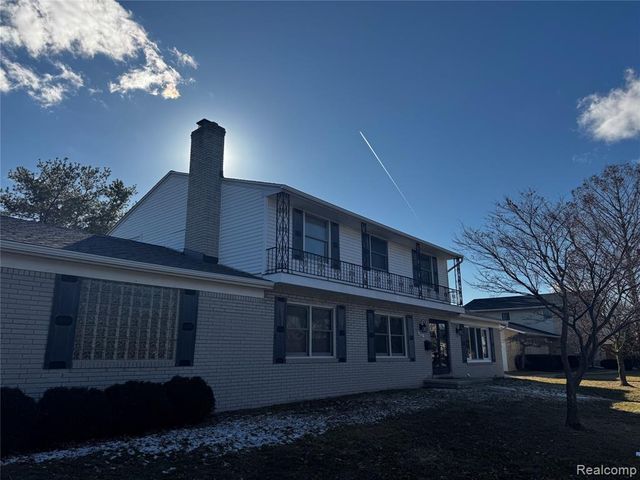 855 Avon Court, Grosse Pointe Woods, MI 48236